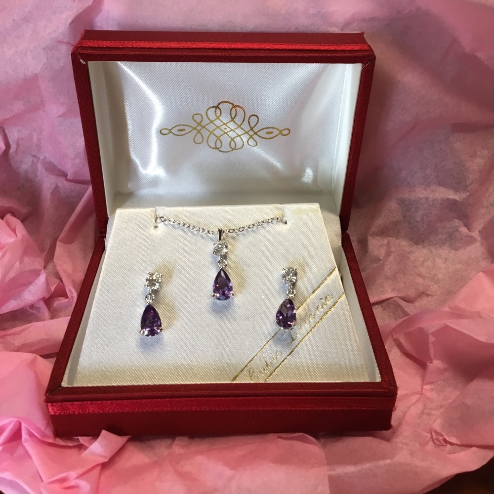 💝 Matching necklace and earring set ❤️