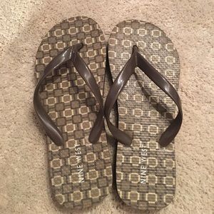NINE WEST flip flops