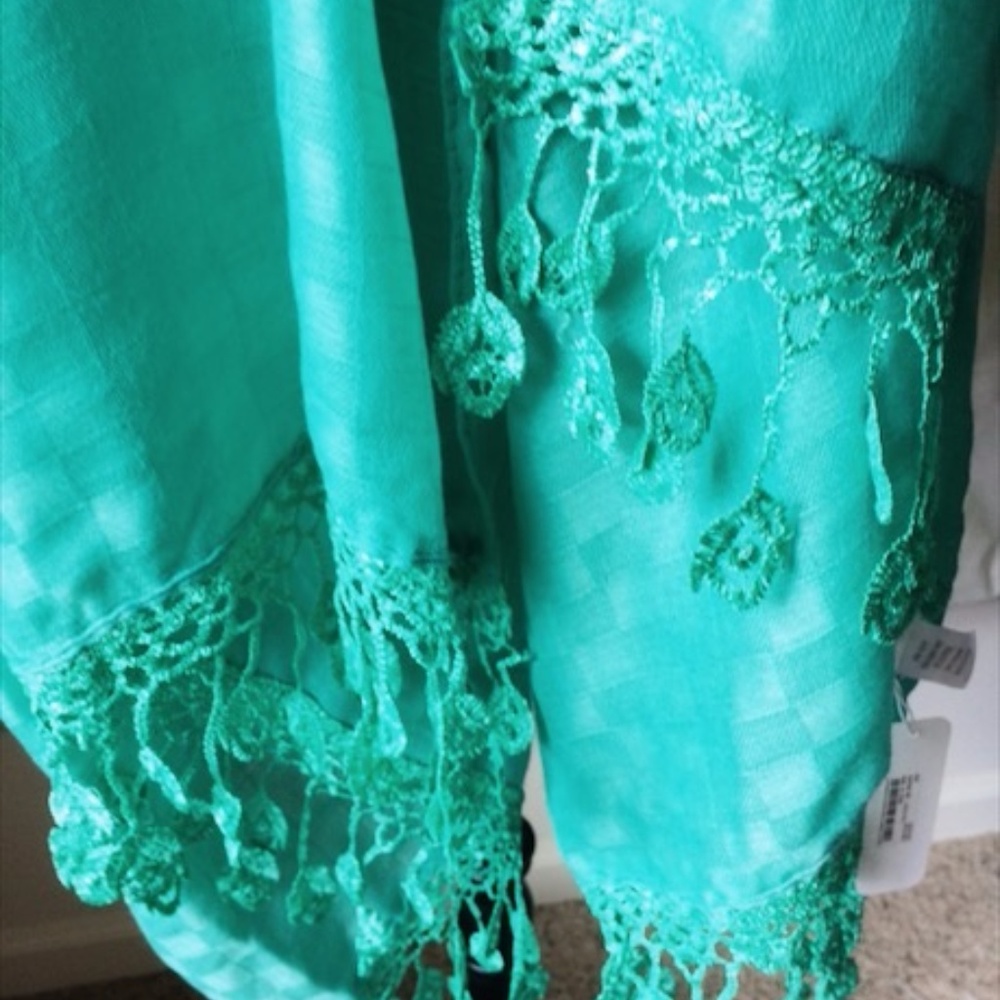 Tasseled Green Scarf NWT - Picture 2 of 2