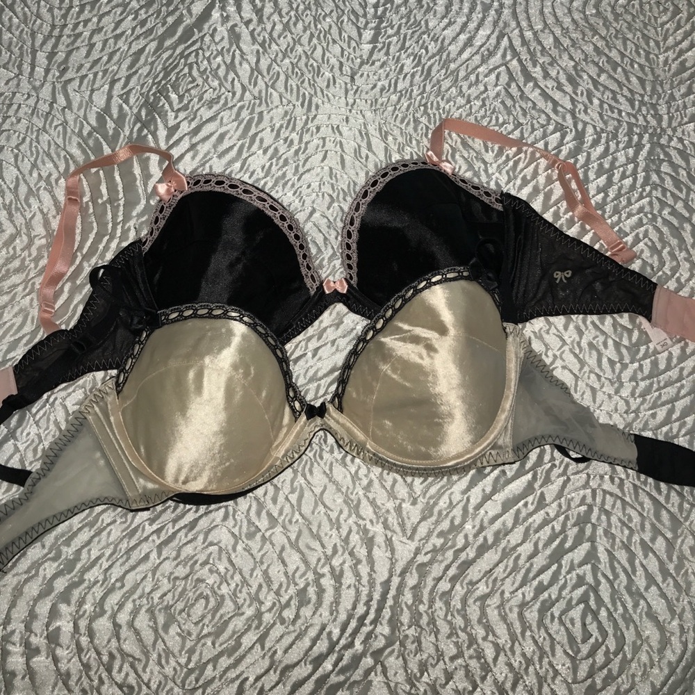 ⭐️2 Victoria secrets bras