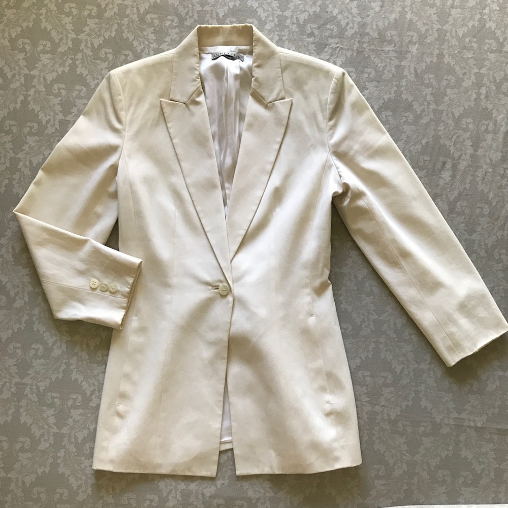 🚨 MOVING SALE! Anne Klein white blazer.