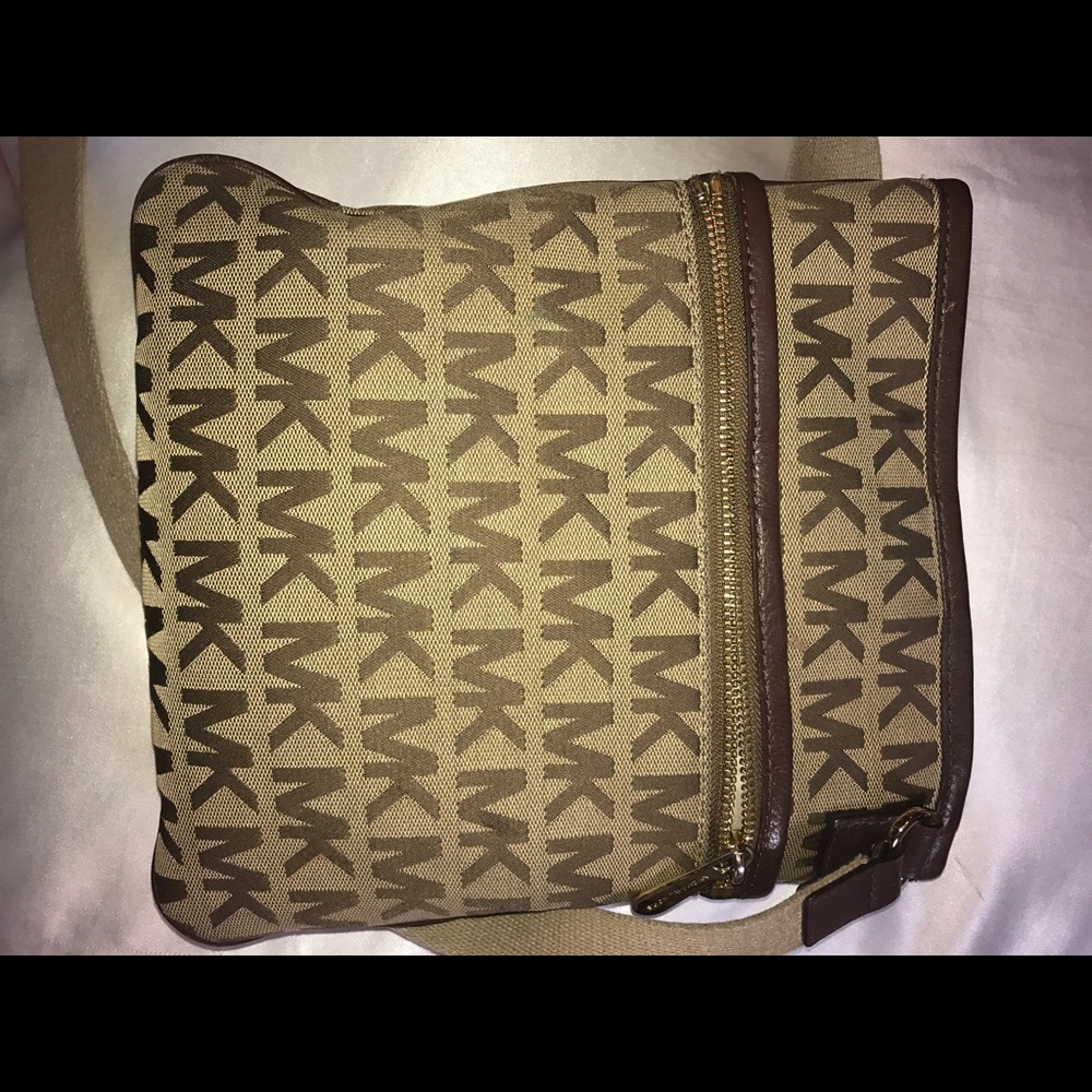 PERFECT CONDITION MICHAEL KORS CROSSBODY