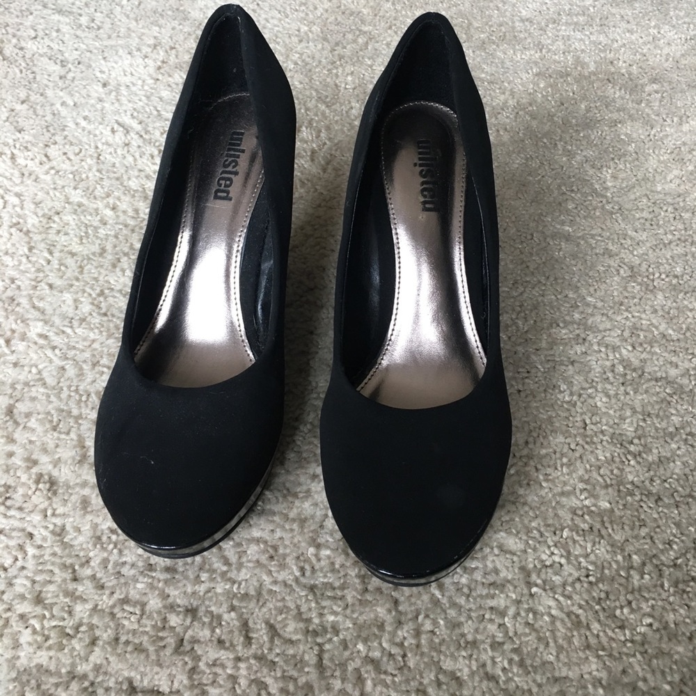 Black wedges