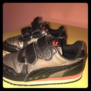 Girls black and coral puma sneaker