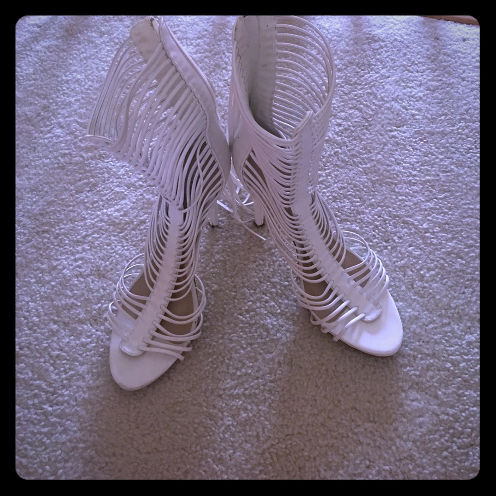 Size 10 White heel tassel shoes