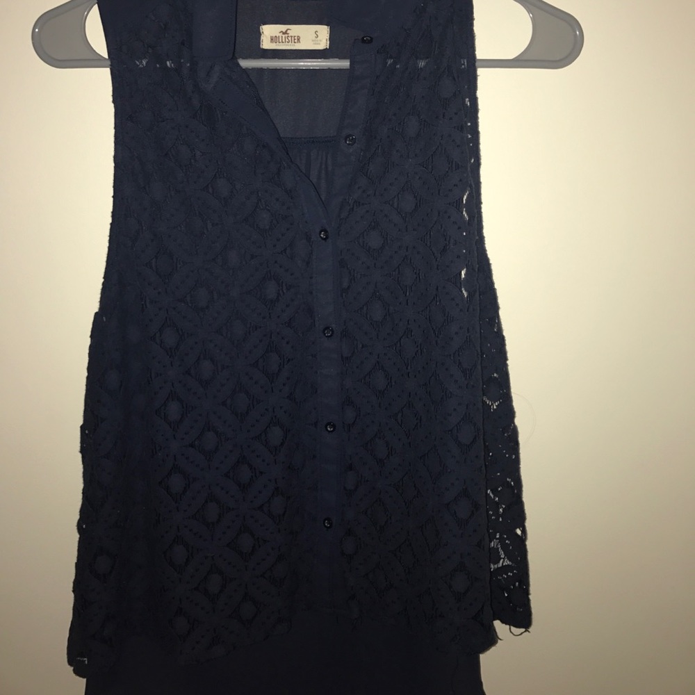 Cute navy shirt!Great for a night with the girls🥂