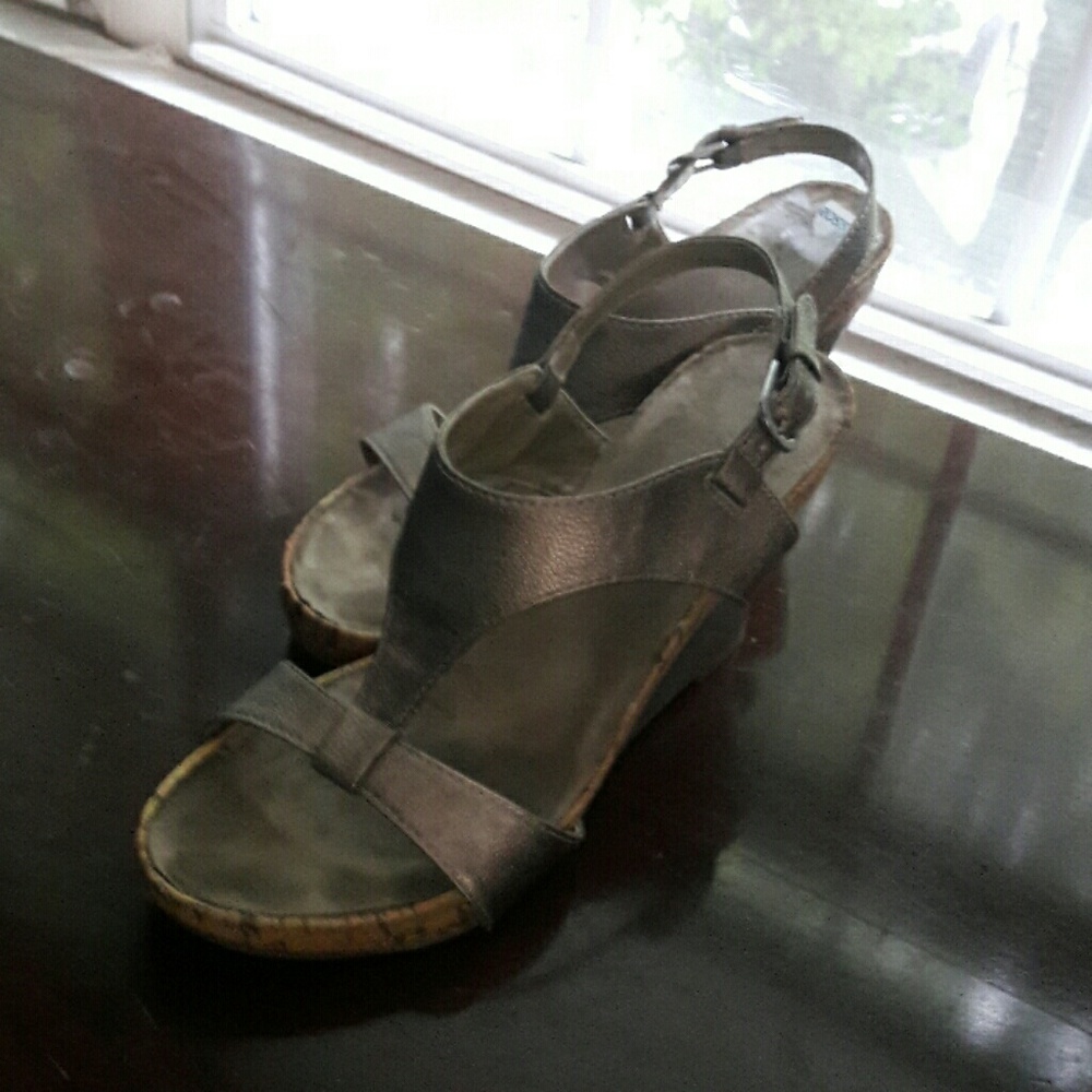 Aerosoles light gold wedged