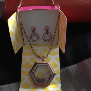 Gorgeous locket and earrings set