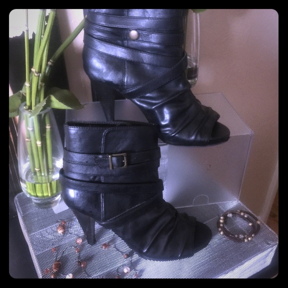 SM New York Shoes - Ankle open toe boots with wrap around straps.