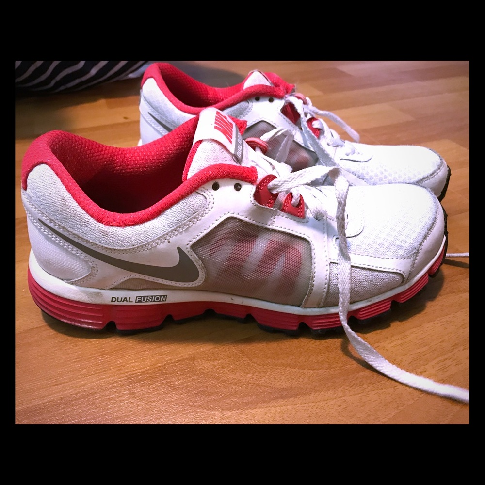 Women's Nike dual fusion size 9.5