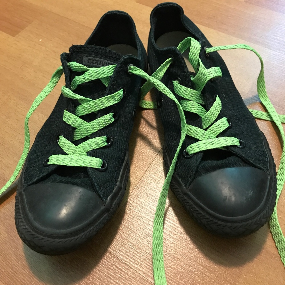 Kids size 1 black on black converse