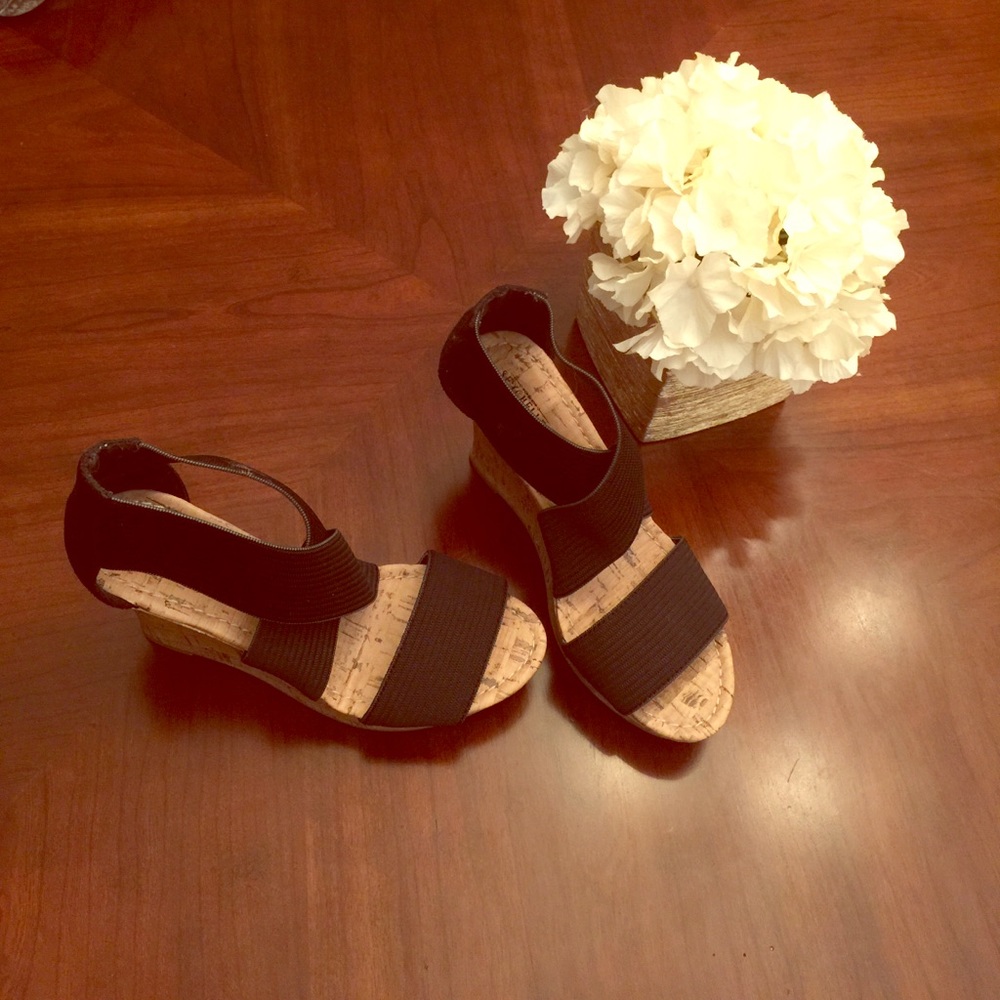 Black and cork style wedge