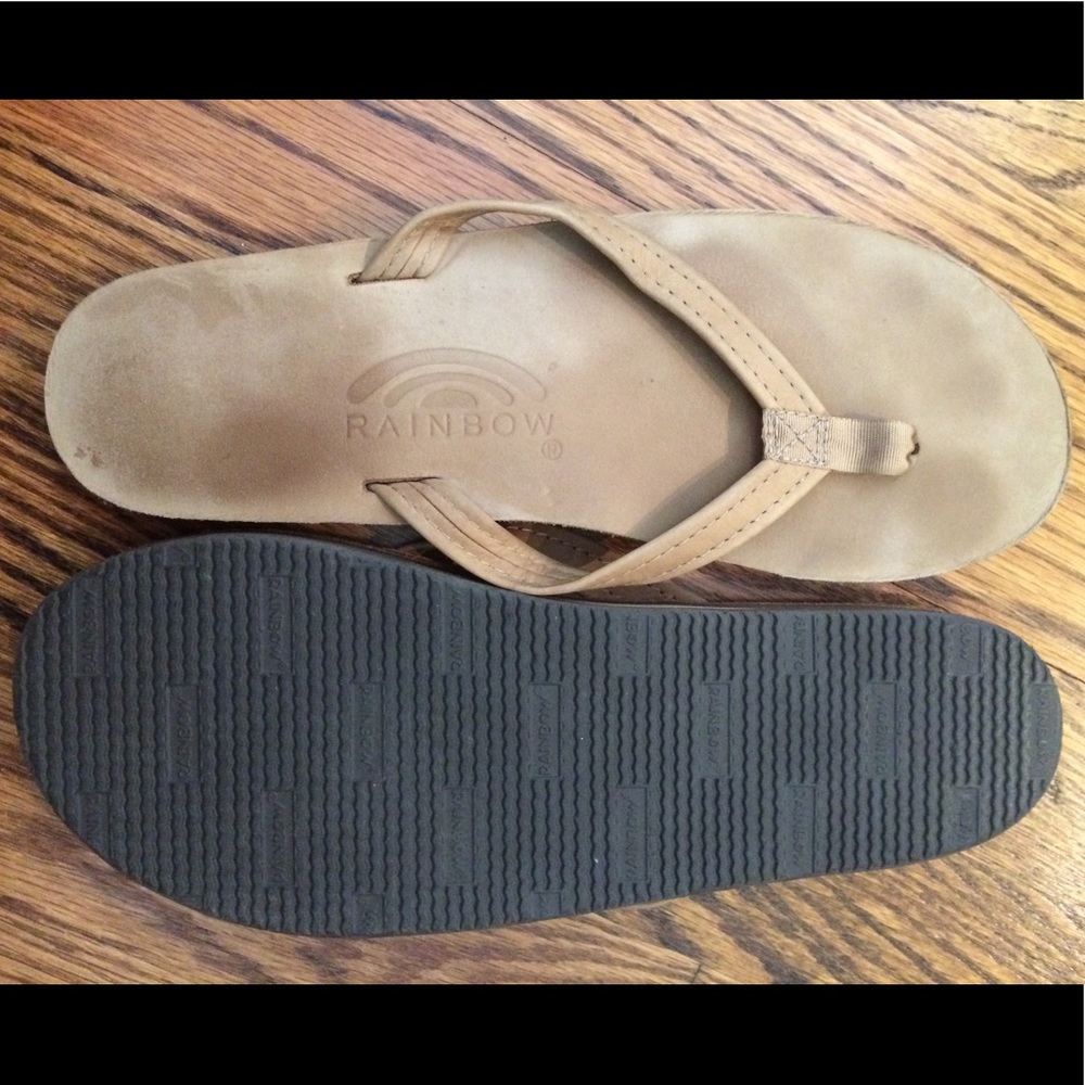 Women's classic rainbow thin strap flip flops.