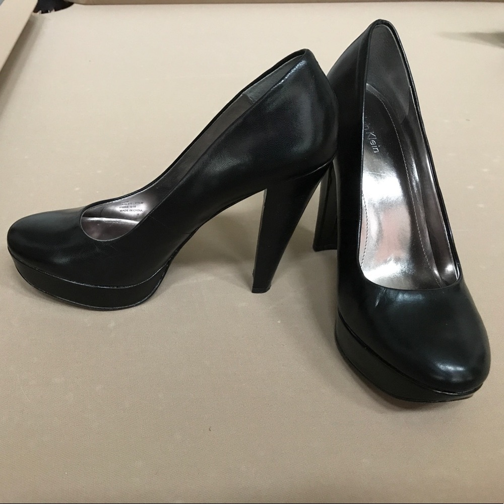 Calvin Klein black platform pumps 7.5M