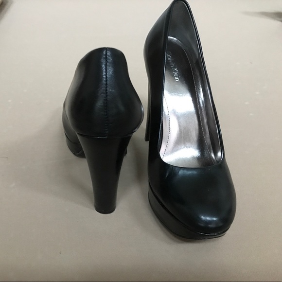 Calvin Klein black platform pumps 7.5M - Picture 2 of 4