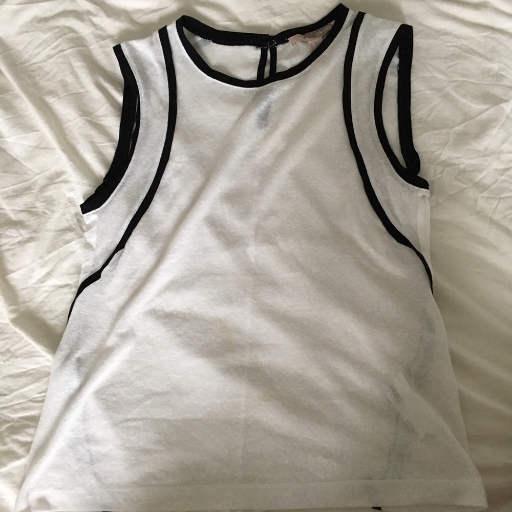 ✅White sleeveless top