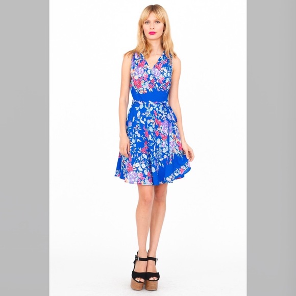 Yumi Kim Dresses & Skirts - Yumi Kim M blue floral wrap dress