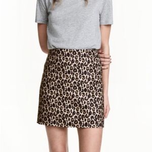 H&M LEOPARD PRINT SKIRT short, zips up in back