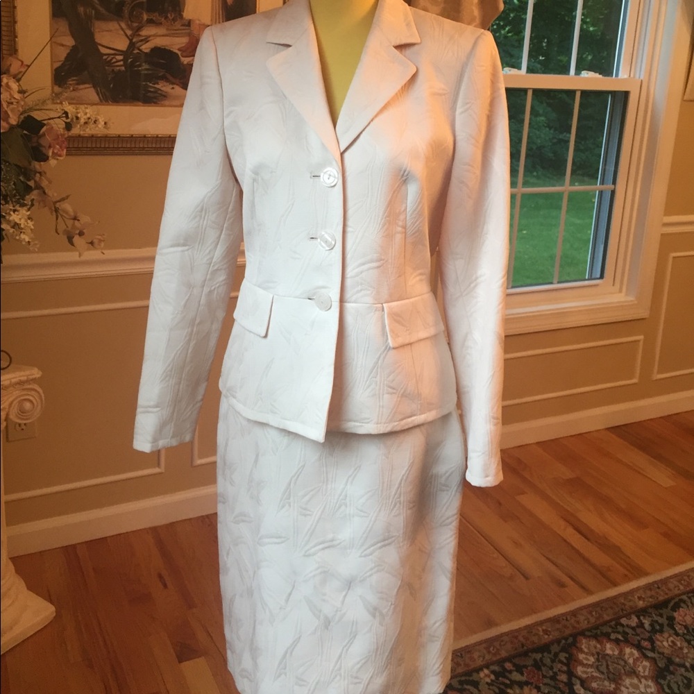 Anne Klein 2 Piece Suit. Jacket and Skirt
