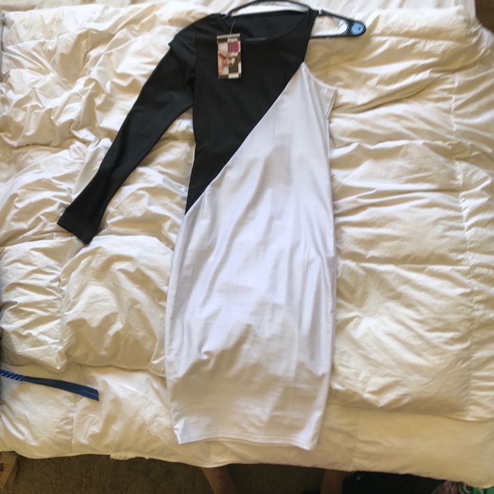  NWT B&W One Sleeve Dress