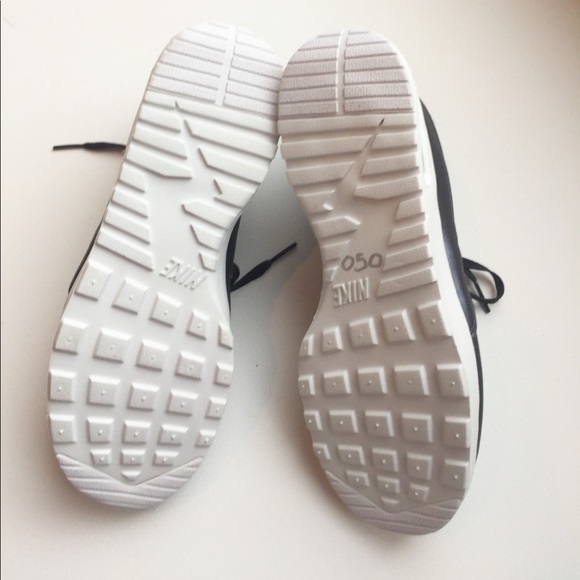 LAST DAY ON POSHMARK New Nike Air Max Thea Se - Picture 8 of 8