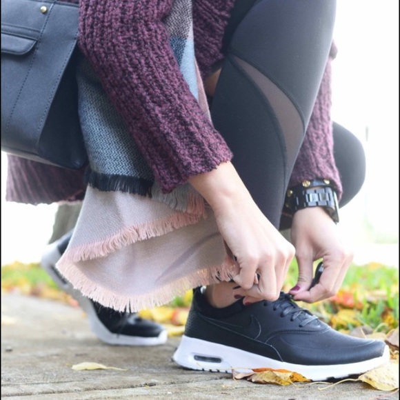 LAST DAY ON POSHMARK New Nike Air Max Thea Se - Picture 3 of 8