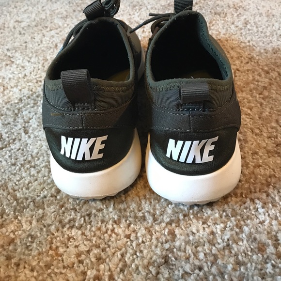 nikes - Picture 3 of 5