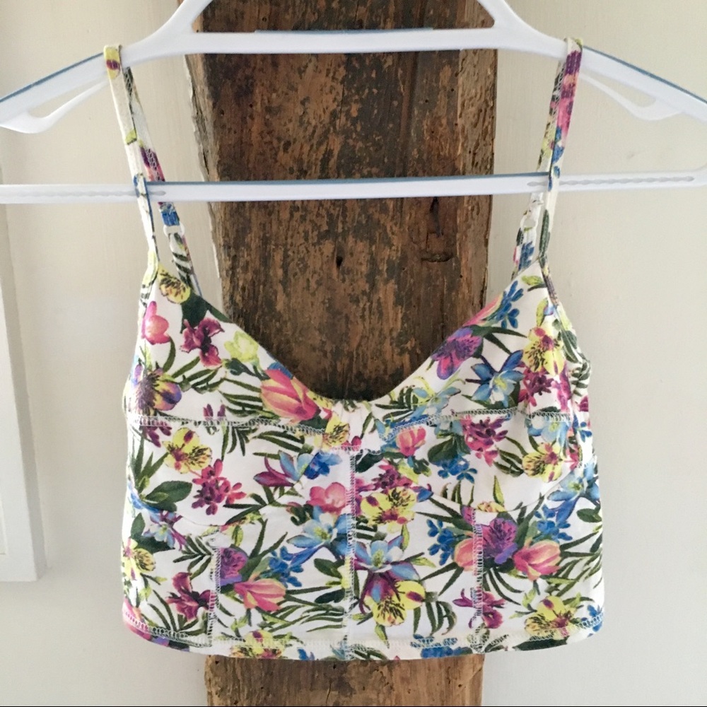Floral crop top 🌷🌹🌺🌸🌼💐