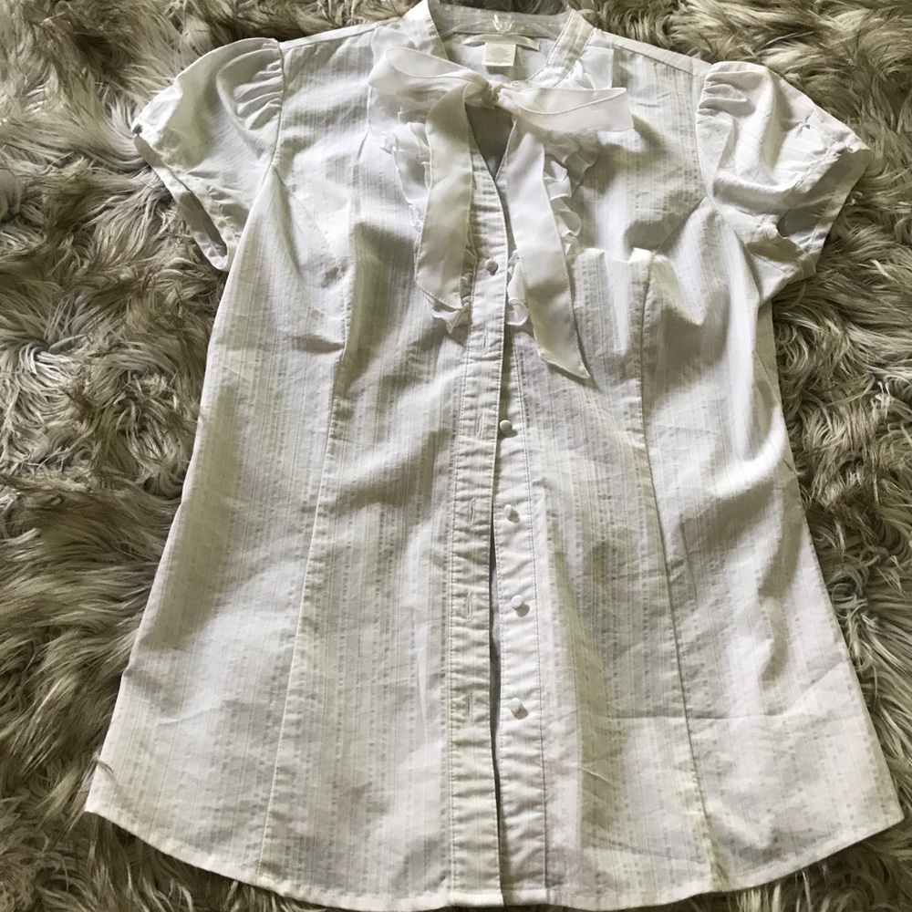 Cute white top!