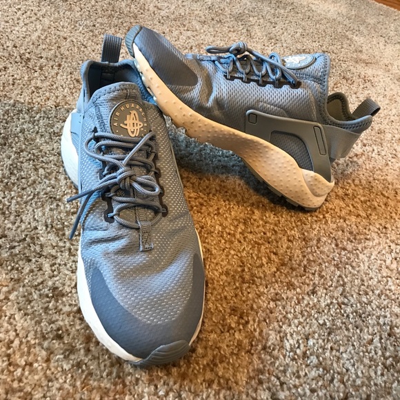 nikes - Picture 1 of 5