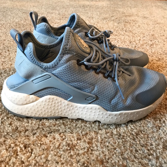 nikes - Picture 2 of 5