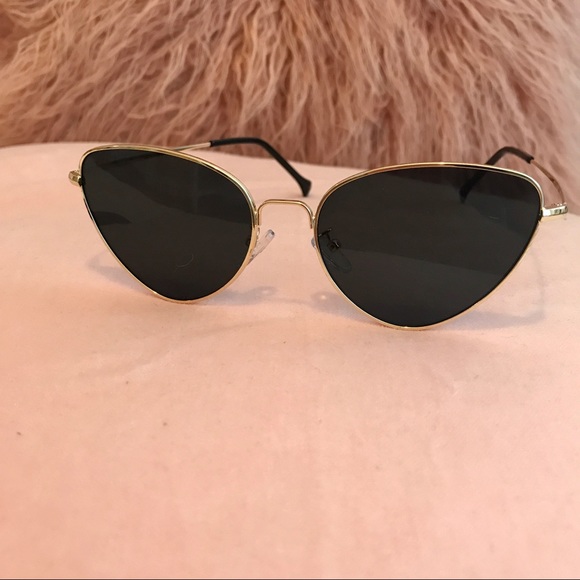 Black Cat Eye Sunglasses - Picture 3 of 4