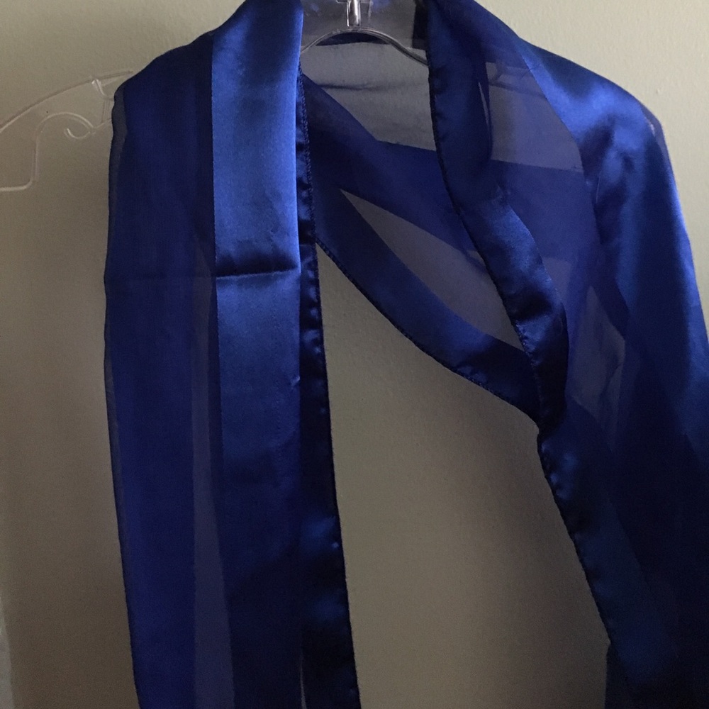 Blue statement scarf - Picture 3 of 4