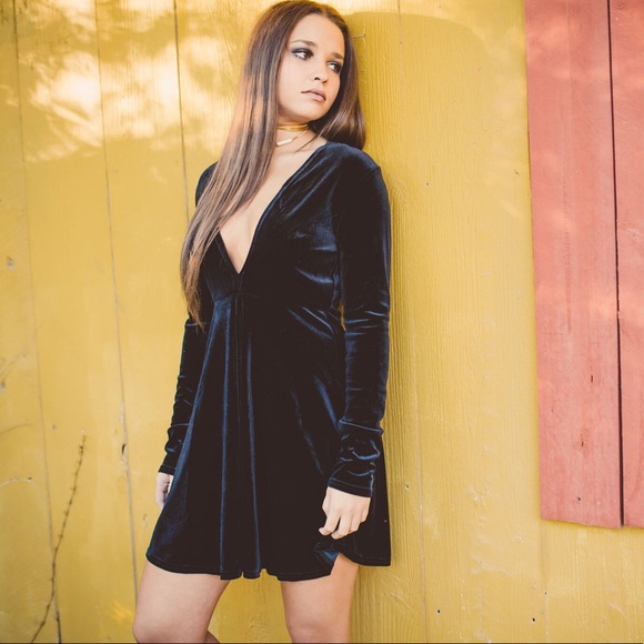 Black velvet dress - Picture 2 of 2