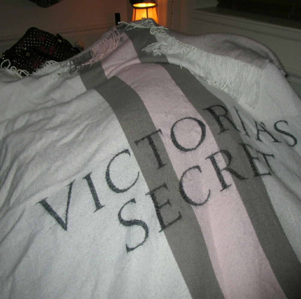 Victoria's secret blanket - Picture 3 of 3