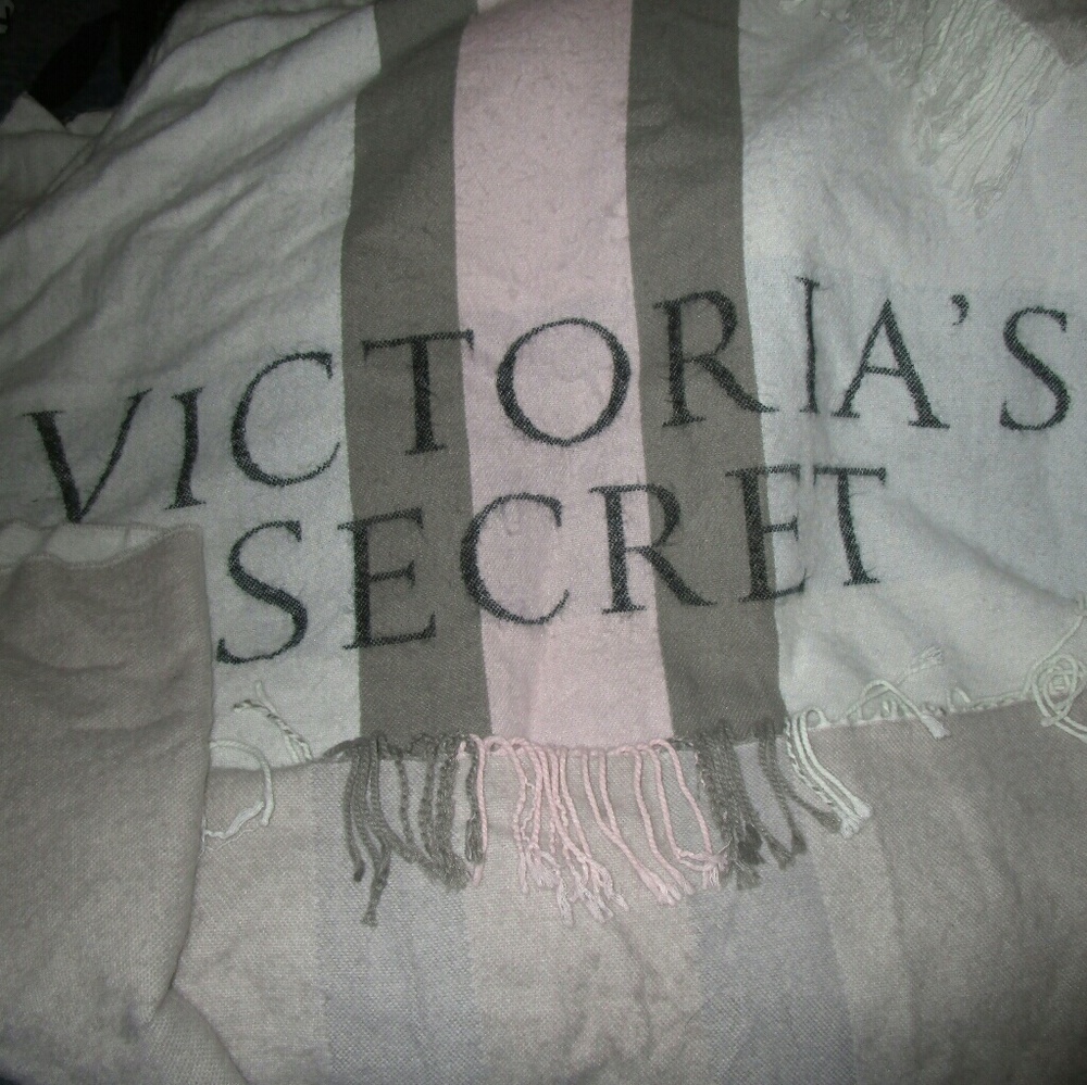 Victoria's secret blanket - Picture 2 of 3