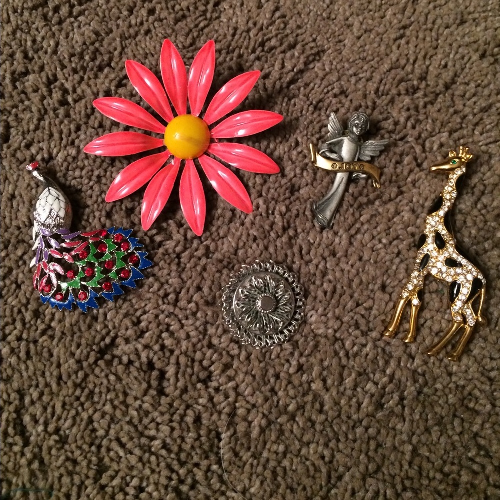 Brooches lot