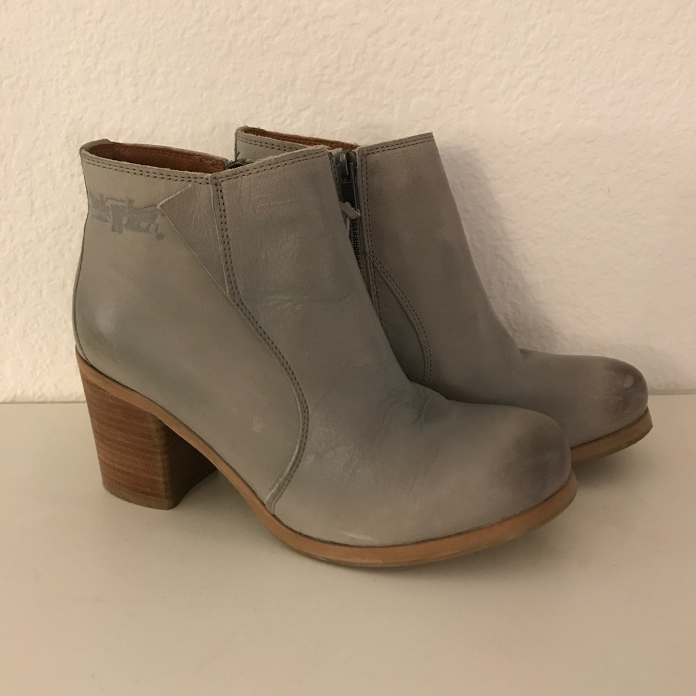 AUTHENTIC LEVI'S BOOTIES IN GRAY!