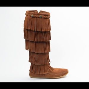 Minnetonka Five Layer Fringe Western Boot, size 9