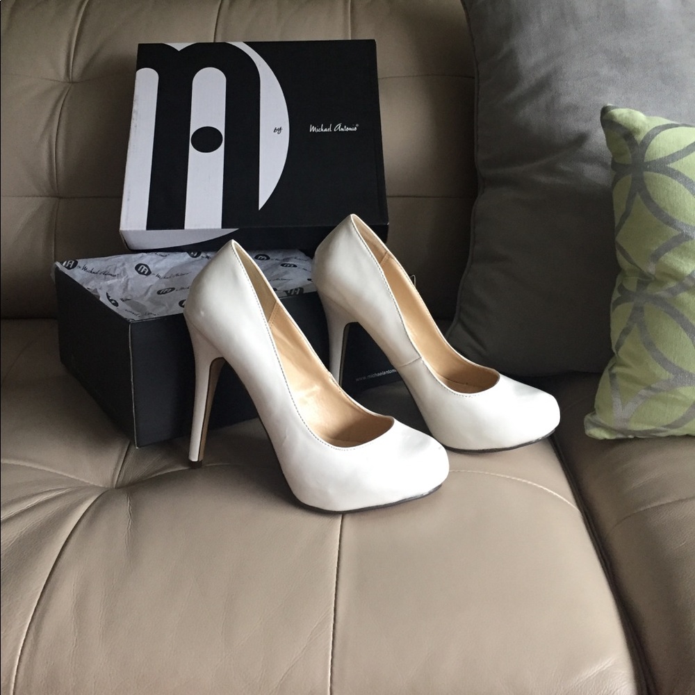 NWT Michael Antonio white patent leather pumps