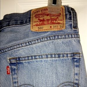 Distressed Levi mom jeans ‼️