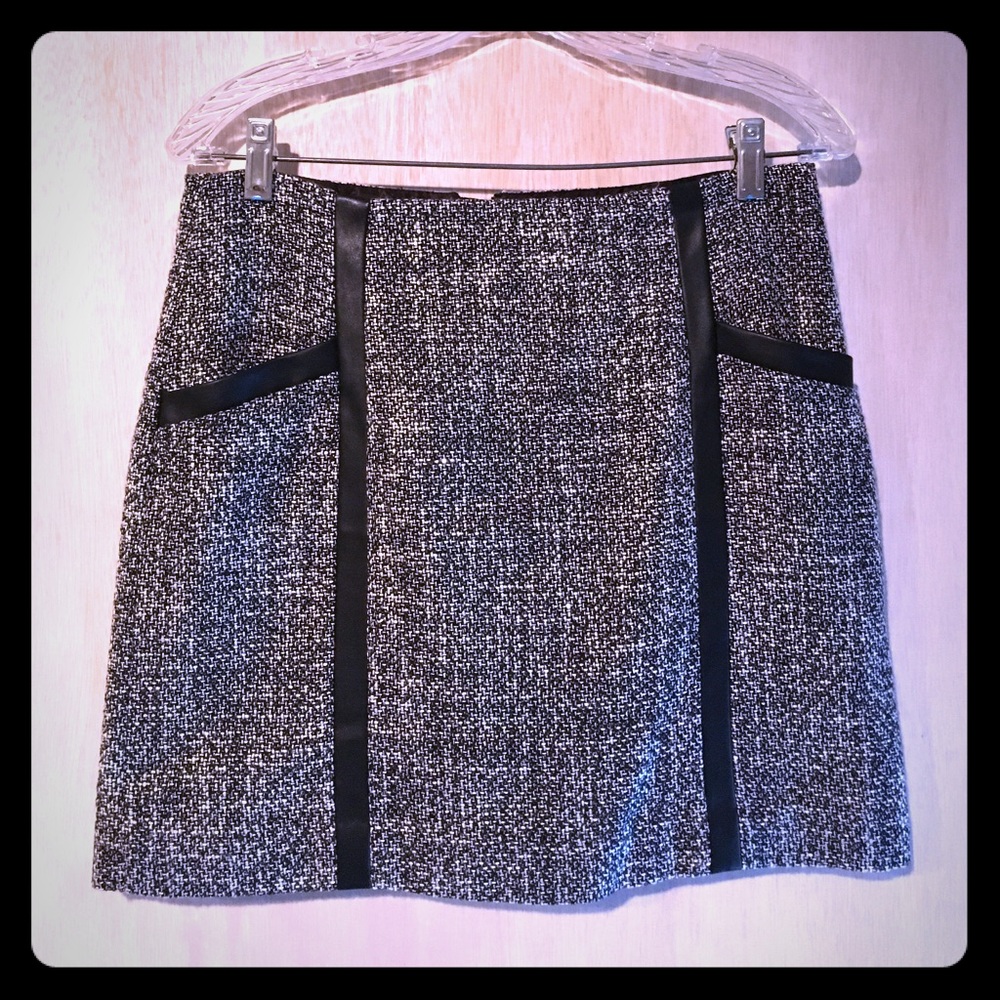Banana republic black/white tweed mini skirt