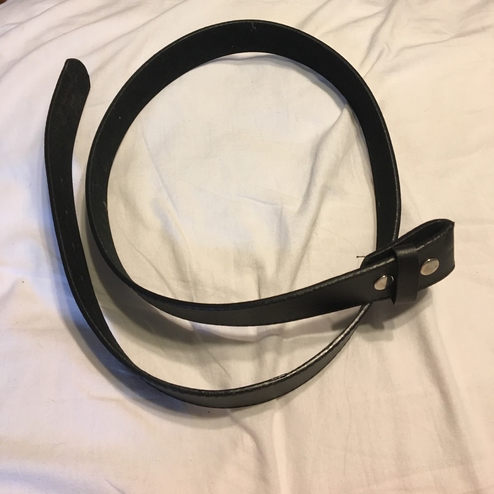 Leather belt buckle belt.