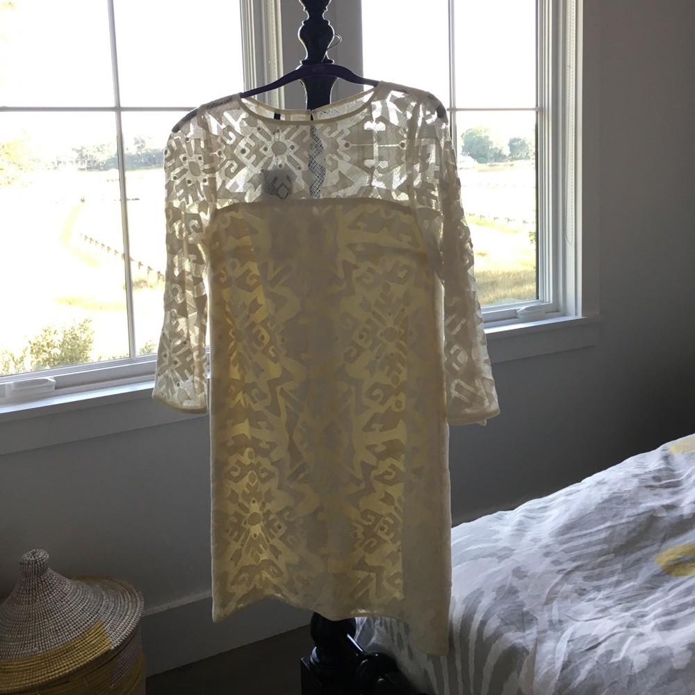 Beautiful white 3/4 sleeved dress