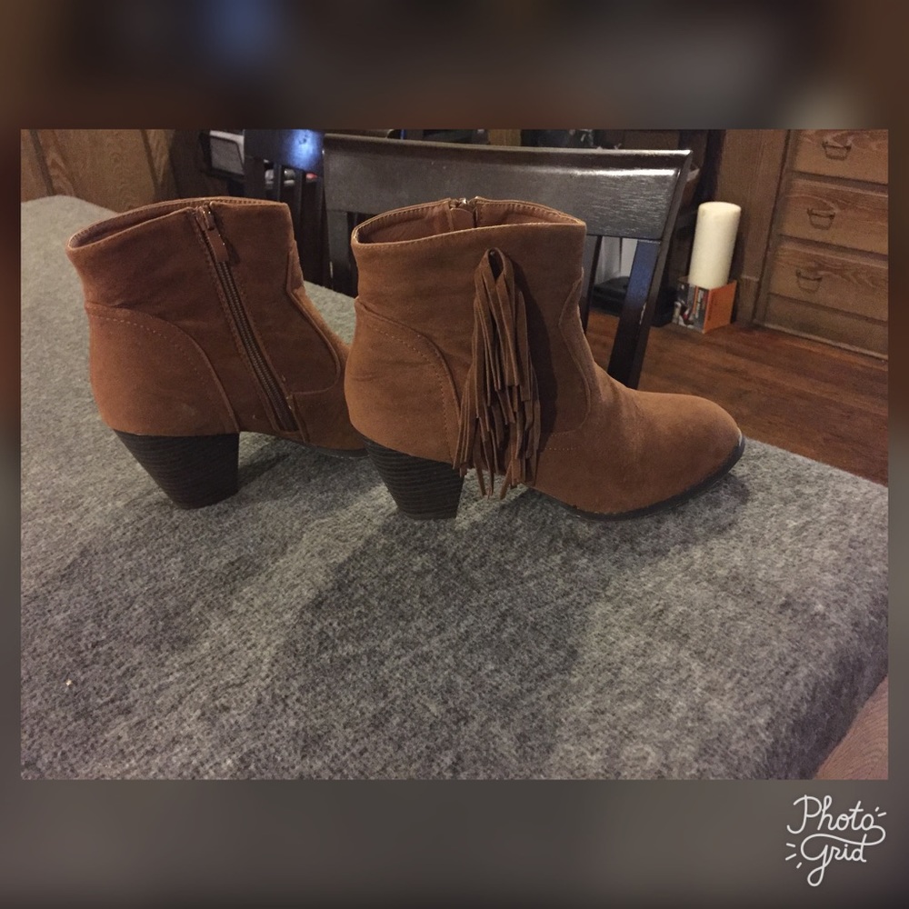 Brown faux suede cowboy bootoies
