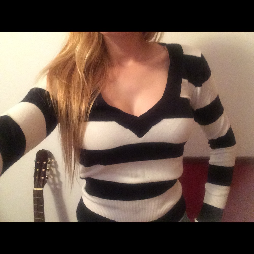 V neck striped long sleeve shirt