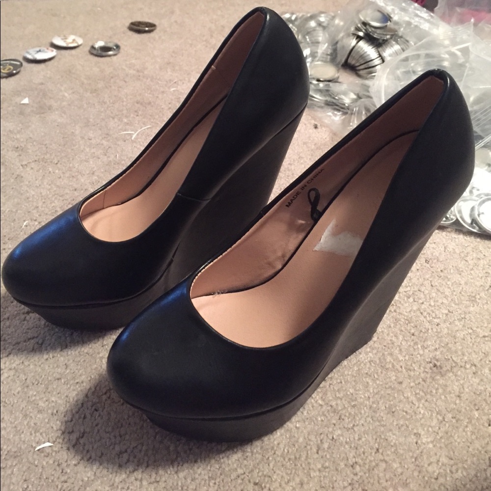 Black wedges