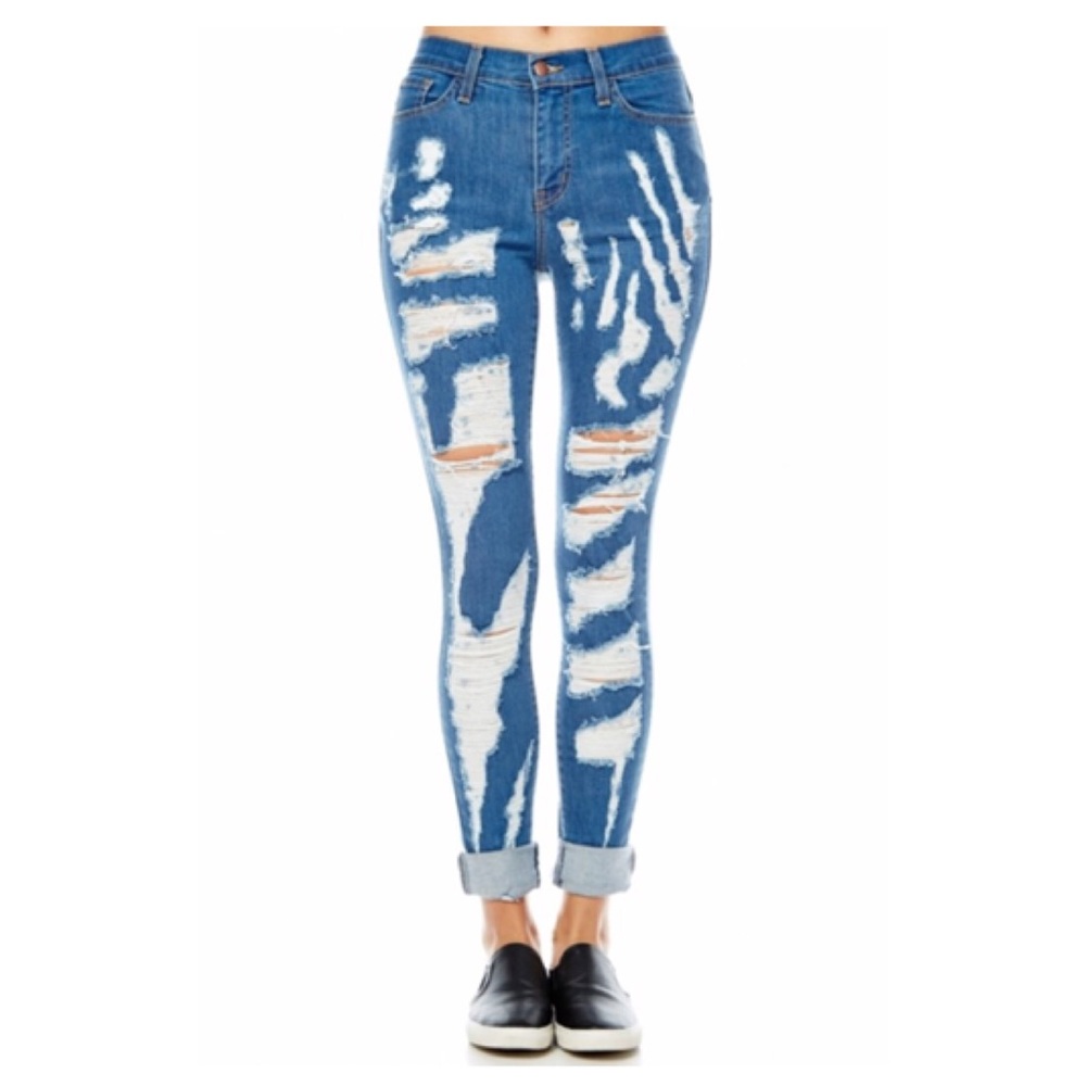 Zebra jeans 🐾destroyed roll up mid rise jeans.
