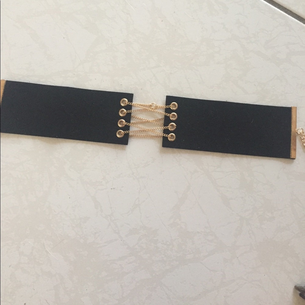 Crossover choker