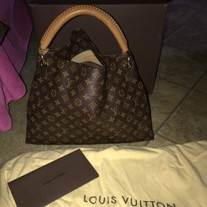 Louis Vuitton Artsy MM bag.